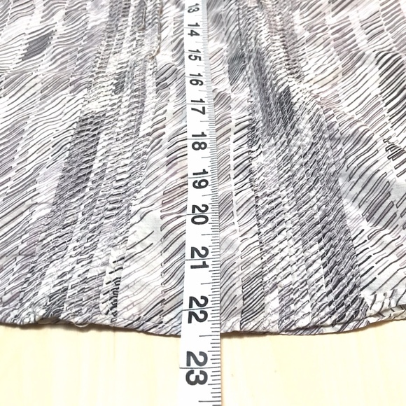 Silk Pull Over Blouse. Beautiful Pintucked Details. Elegant. The Gap. Small - Picture 10 of 10